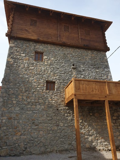 Finalni autentični izgled restaurirane Ganića kule sa pogledom na dva manja prozora I balkonom