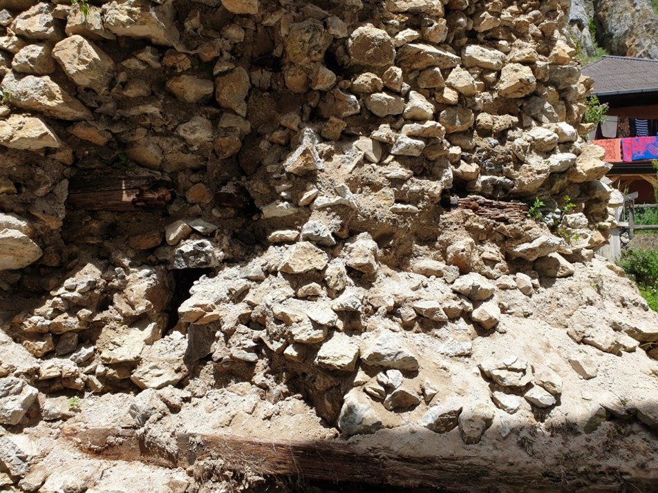 Fotografije prije restauracije Ganića kule – kameni zid